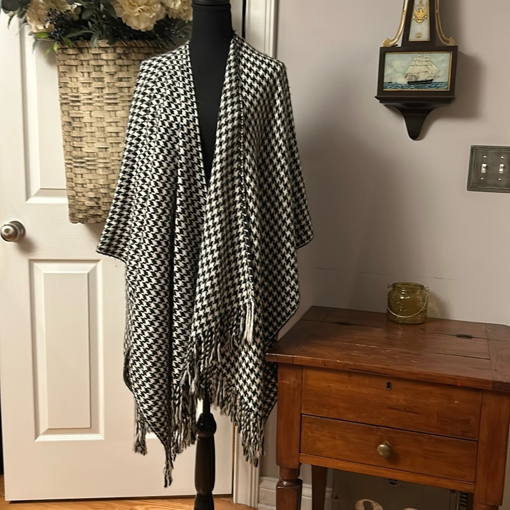 Black and white houndstooth cape. 100%acrylic. One size